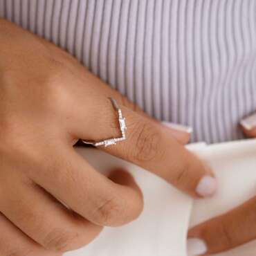 0.25 CT Baget Pırlanta Taşlı Beyaz Altın V Yüzük - Nev Jewellery