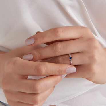 0.29 CT Damla Safir ve Baget Pırlanta Taşlı Beyaz Altın Yüzük - Nev Jewellery