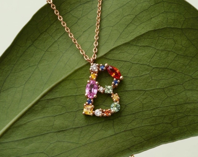 Harf Takılar Neden Bu Kadar Popüler? Kombin ve Anlam Rehberi