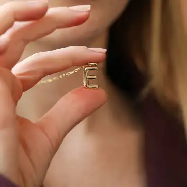 Balon E Harf Sarı Altın Kolye Ucu - Nev Jewellery (1)