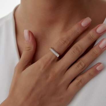 Beyaz Taşlı Yassı Tasarım Baget - NEV JEWELLERY