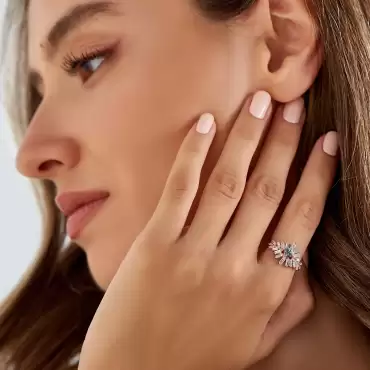 Chic 1.32 CT Green Safir ve Baget Pırlanta Taşlı Rose Altın Yüzük - Nev Jewellery (1)