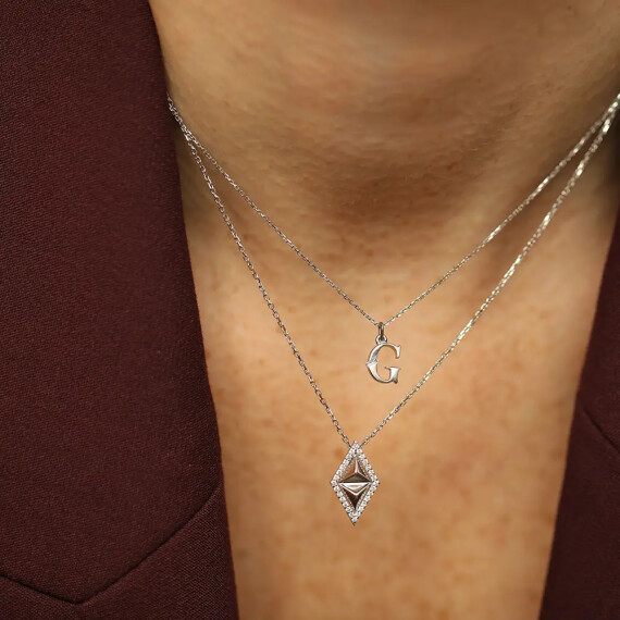 G Harf Baget Pırlanta Taşlı Beyaz Altın Kolye - Nev Jewellery