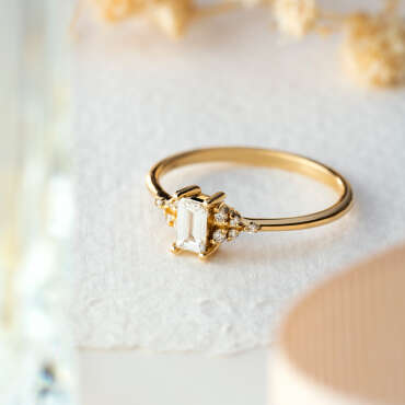Miranda 0.34 CT Baget Kesim Pırlanta Taşlı Sarı Altın Yüzük - Nev Jewellery