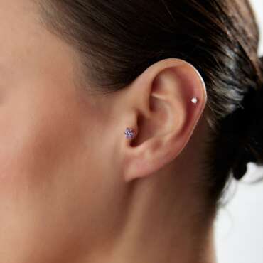Mor Taşlı Papatya Piercing - NEV JEWELLERY