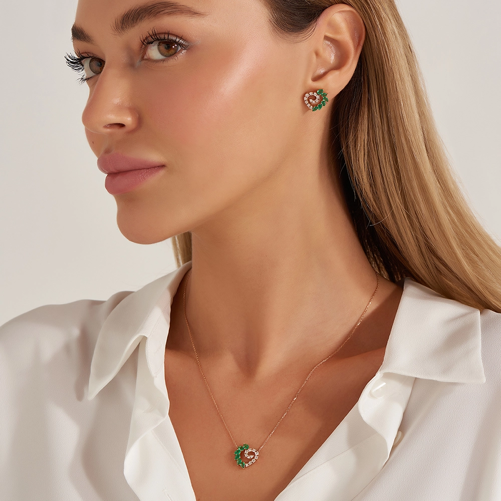 Peri 0.95 CT Pear Cut Emerald and Diamond Rose Gold Necklace - 3