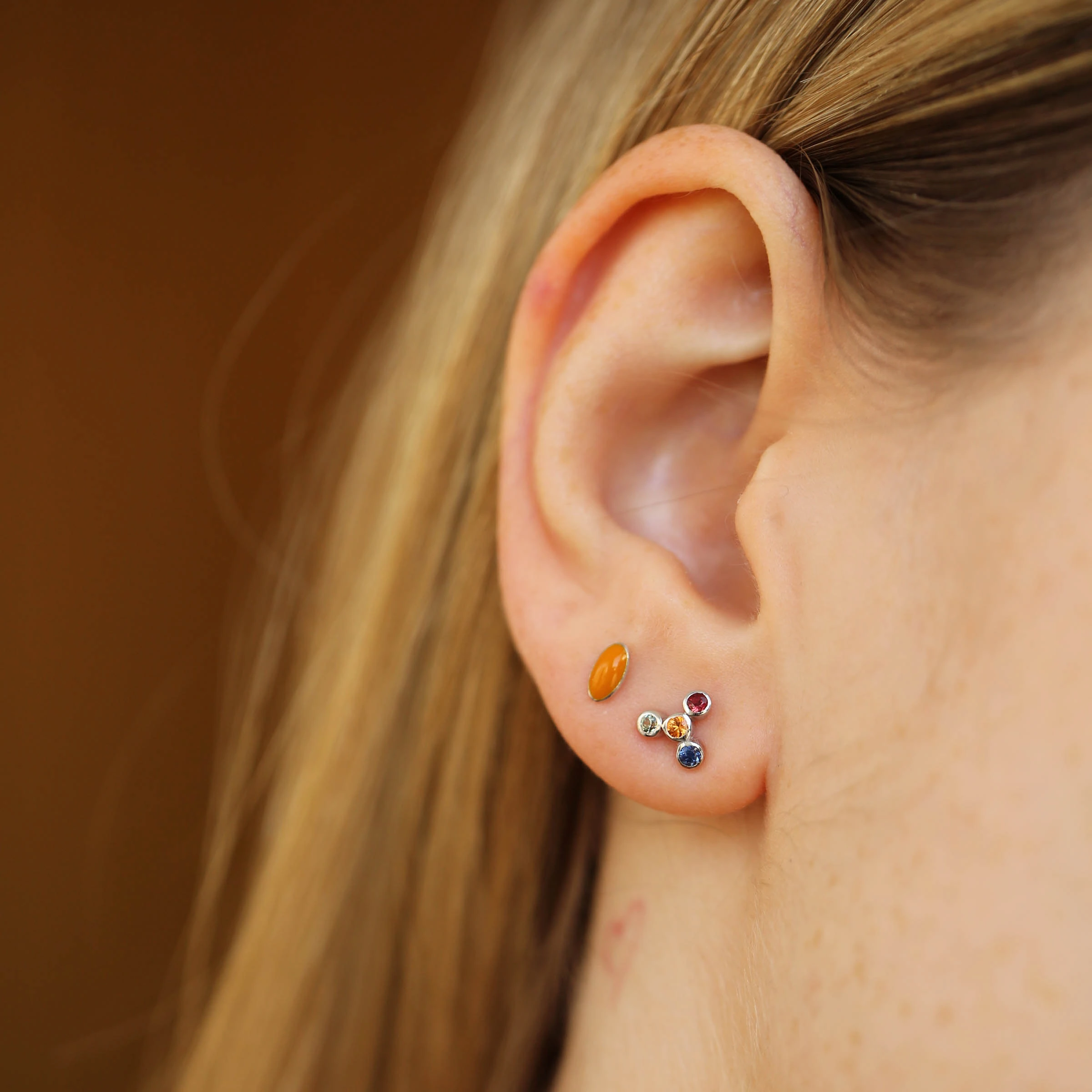 Turuncu Mineli Beyaz Altın Oval Tek Küpe - Nev Jewellery (1)