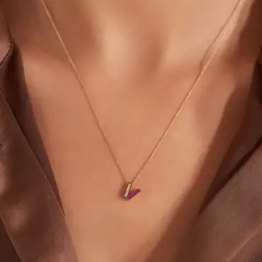 V Harfi Pırlanta Taşlı ve Fuşya Mineli Rose Altın Kolye - Nev Jewellery (1)